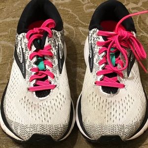 Brooks ghost size 7 woman’s running shoes